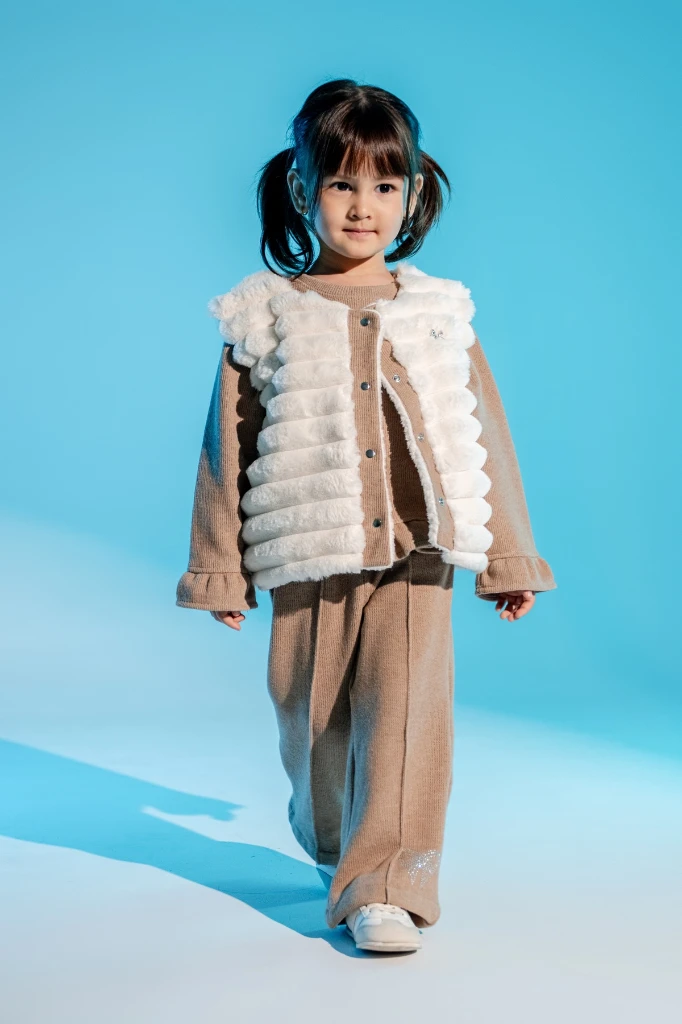 Kız Çocuk Peluş Yelekli Fırfır Detaylı Triko Kazak ve Bol Paça Pantolon 3’lü Takım 8305 WNT - KAHVERENGİ