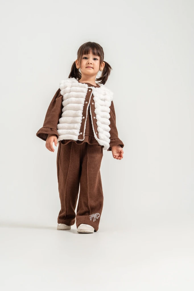 Kız Çocuk Peluş Yelekli Fırfır Detaylı Triko Kazak ve Bol Paça Pantolon 3’lü Takım 8305 WNT - KAHVERENGİ