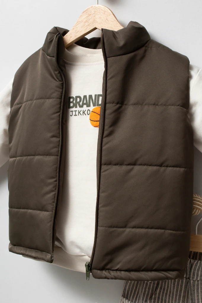 Erkek Çocuk Şişme Yelekli Basketbol Baskılı Sweatshirt ve Çizgili Pantolon 3’lü Takım 9107 - KAHVERENGİ