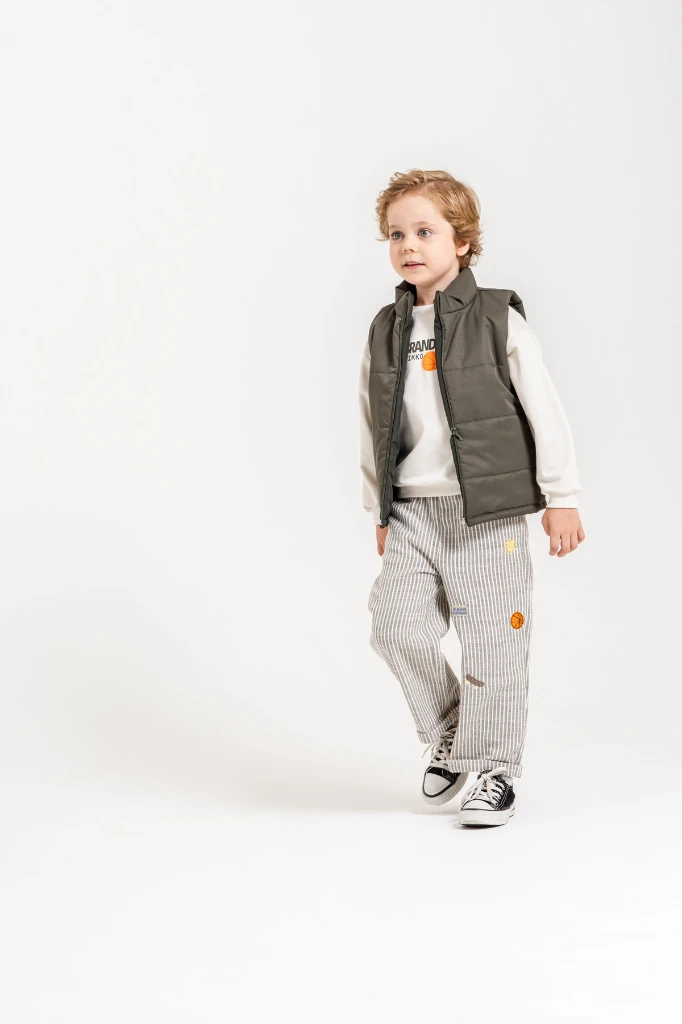 Erkek Çocuk Şişme Yelekli Basketbol Baskılı Sweatshirt ve Çizgili Pantolon 3’lü Takım 9107 - KAHVERENGİ