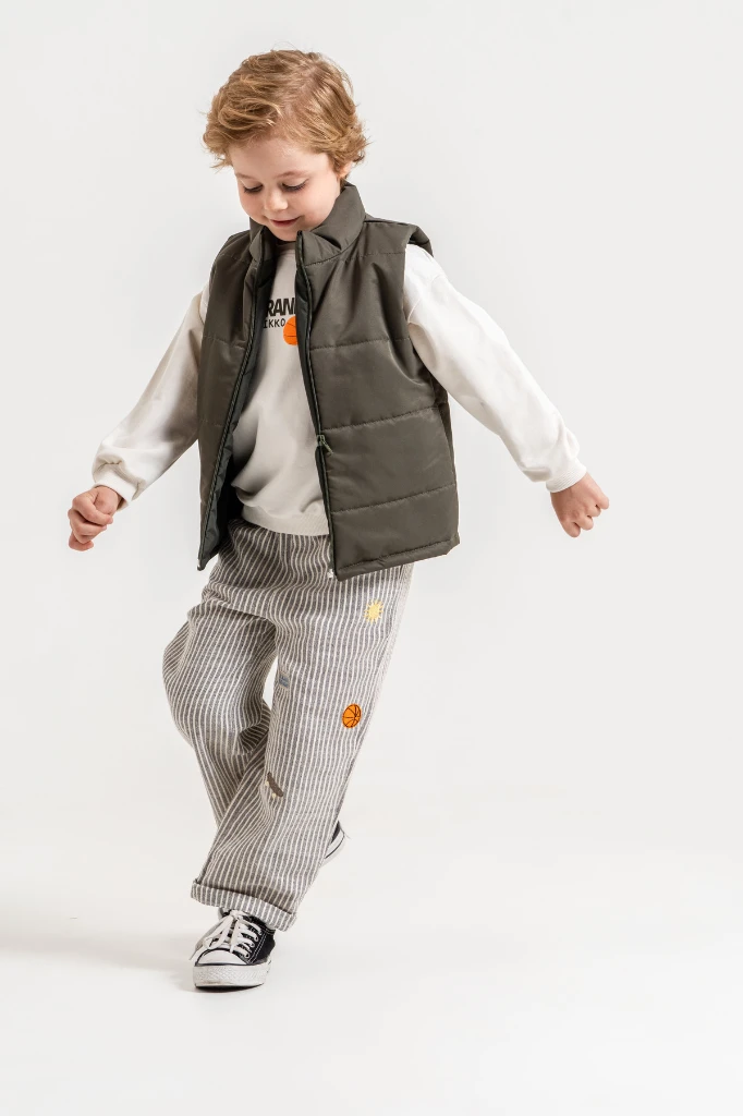 Erkek Çocuk Şişme Yelekli Basketbol Baskılı Sweatshirt ve Çizgili Pantolon 3’lü Takım 9107 - KAHVERENGİ